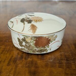 JAPANESE ROUND PORCELAIN DRESSER TRINKET BOX WITH HAND PAINTED FLORAL DESIGN